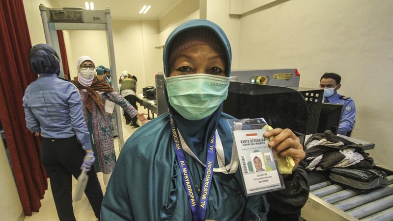 Jemaah haji Indonesia bersiap berangkat dari Bandara Internasional Juanda Surabaya pada 4 Juni 2022 untuk pertama kalinya sejak absennya ibadah haji ke Mekkah di Arab Saudi selama beberapa tahun di tengah pandemi virus corona Covid-19. (AFP/JUNI KRISWANTO)