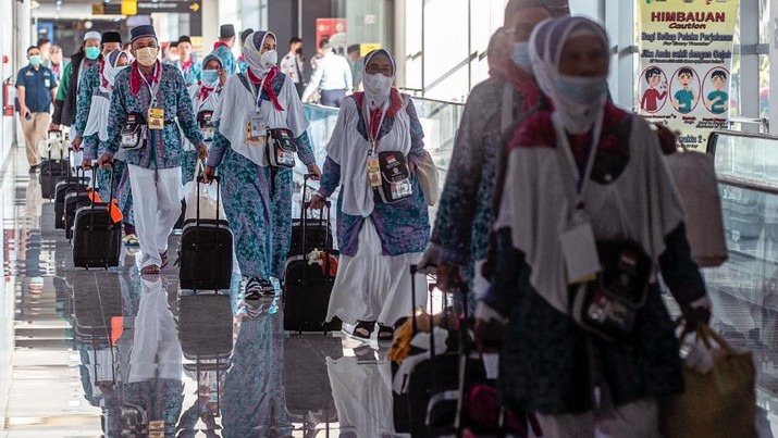 Jemaah haji Indonesia bersiap berangkat dari Bandara Internasional Juanda Surabaya pada 4 Juni 2022 untuk pertama kalinya sejak absennya ibadah haji ke Mekkah di Arab Saudi selama beberapa tahun di tengah pandemi virus corona Covid-19. (AFP/JUNI KRISWANTO)