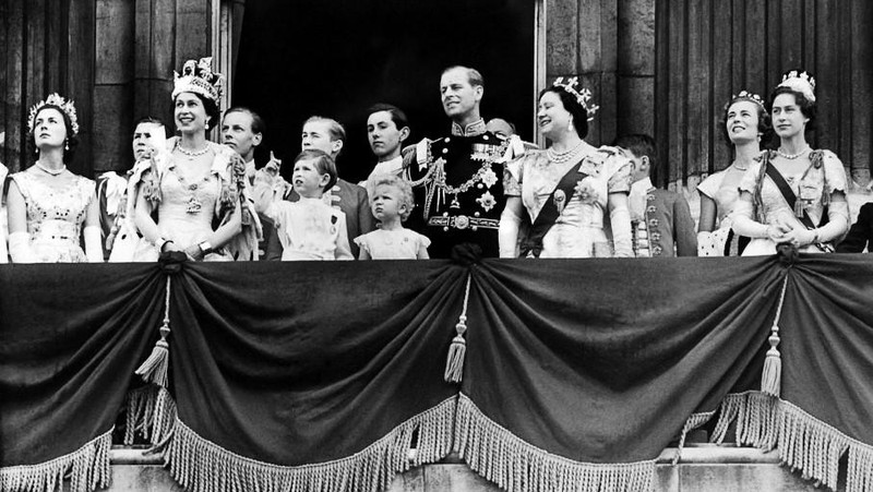 Kombinasi gambar yang dibuat pada 2 Juni 2022 ini menunjukkan (Atas) Ratu Inggris Elizabeth II (ke-2 dari kiri), didampingi oleh Pangeran Philip, Duke of Edinburgh (tengah), Pangeran Charles (ke-3 dari kiri), Putri Anne (tengah) , Ibu Suri Elizabeth (3 kanan) dan Putri Margaret muncul di balkon Istana Buckingham, pada hari penobatannya, pada 2 Juni 1953 di London. (AFP/DANIEL LEAL)
