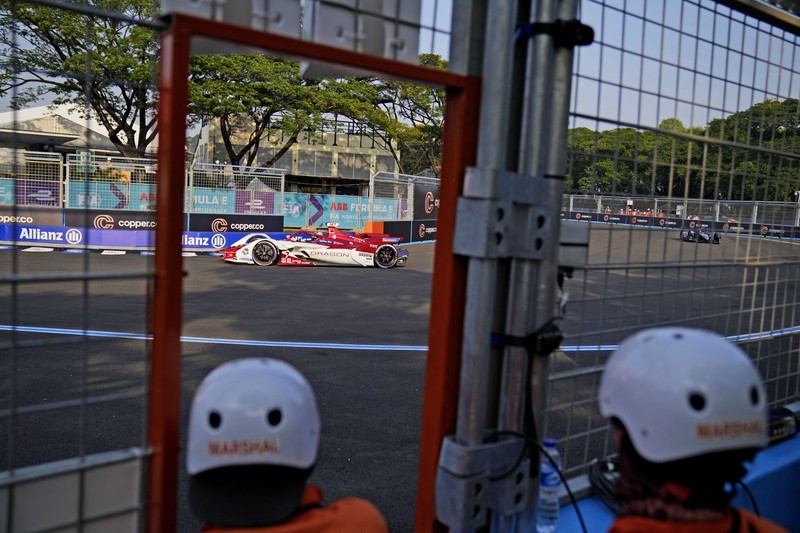 Pembalap DS Techeetah Jean-Eric Vergne dari Prancis memimpin balapan di start balapan mobil Formula E E-Prix Jakarta di Jakarta, Indonesia, Sabtu, 4 Juni 2022. (AP/Dita Alangkara) Pembalap DS Techeetah Jean-Eric Vergne dari Prancis memimpin balapan di start balapan mobil Formula E E-Prix Jakarta di Jakarta, Indonesia, Sabtu, 4 Juni 2022. (AP/Dita Alangkara)
