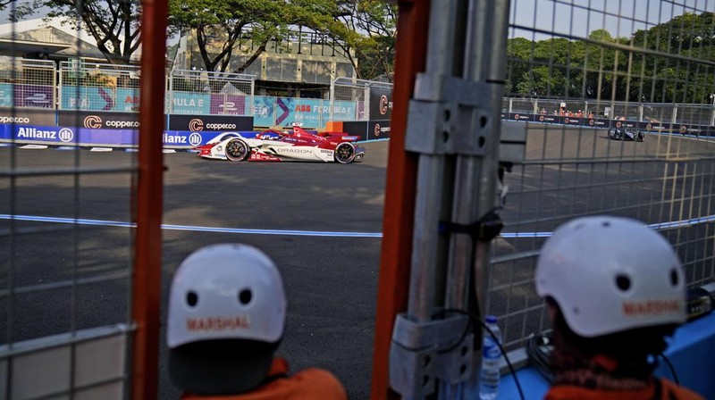 Pembalap DS Techeetah Jean-Eric Vergne dari Prancis memimpin balapan di start balapan mobil Formula E E-Prix Jakarta di Jakarta, Indonesia, Sabtu, 4 Juni 2022. (AP/Dita Alangkara)