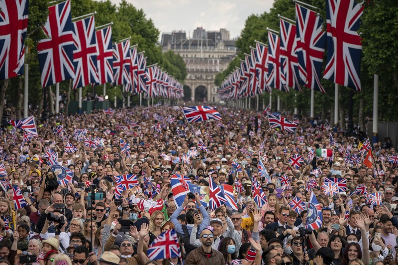 Kombinasi gambar yang dibuat pada 2 Juni 2022 ini menunjukkan (Atas) Ratu Inggris Elizabeth II (ke-2 dari kiri), didampingi oleh Pangeran Philip, Duke of Edinburgh (tengah), Pangeran Charles (ke-3 dari kiri), Putri Anne (tengah) , Ibu Suri Elizabeth (3 kanan) dan Putri Margaret muncul di balkon Istana Buckingham, pada hari penobatannya, pada 2 Juni 1953 di London. (AFP/DANIEL LEAL) Kombinasi gambar yang dibuat pada 2 Juni 2022 ini menunjukkan (Atas) Ratu Inggris Elizabeth II (ke-2 dari kiri), didampingi oleh Pangeran Philip, Duke of Edinburgh (tengah), Pangeran Charles (ke-3 dari kiri), Putri Anne (tengah) , Ibu Suri Elizabeth (3 kanan) dan Putri Margaret muncul di balkon Istana Buckingham, pada hari penobatannya, pada 2 Juni 1953 di London. (AFP/DANIEL LEAL)