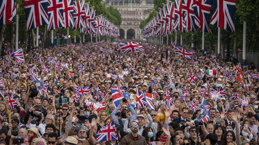 Orang-orang memadati Mall saat keluarga Kerajaan Inggris datang ke balkon Buckingham Place setelah upacara Trooping the Color di London, Inggris. (AP/Aaron Chown)