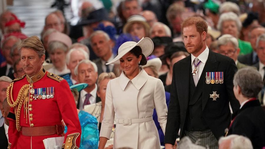 Pangeran Inggris Harry dan Meghan, Duchess of Sussex, menghadiri Layanan Nasional Thanksgiving yang diadakan di Katedral St Paul, selama perayaan Platinum Jubilee Ratu Elizabeth Inggris, di London, Inggris (REUTERS/POOL)