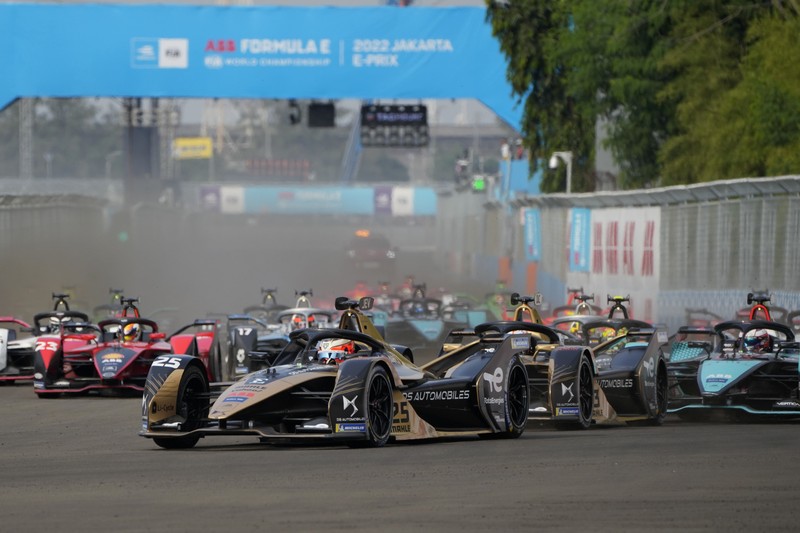 Pembalap DS Techeetah Jean-Eric Vergne dari Prancis memimpin balapan di start balapan mobil Formula E E-Prix Jakarta di Jakarta, Indonesia, Sabtu, 4 Juni 2022. (AP/Dita Alangkara) Pembalap DS Techeetah Jean-Eric Vergne dari Prancis memimpin balapan di start balapan mobil Formula E E-Prix Jakarta di Jakarta, Indonesia, Sabtu, 4 Juni 2022. (AP/Dita Alangkara)