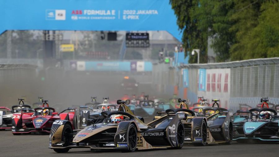 Pembalap DS Techeetah Jean-Eric Vergne dari Prancis memimpin balapan di start balapan mobil Formula E E-Prix Jakarta di Jakarta, Indonesia, Sabtu, 4 Juni 2022. (AP/Dita Alangkara)