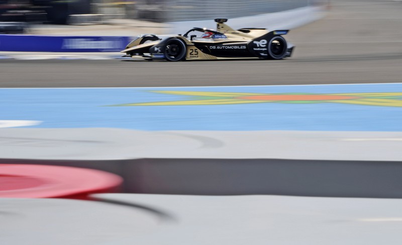 Pembalap DS Techeetah Jean-Eric Vergne dari Prancis memimpin balapan di start balapan mobil Formula E E-Prix Jakarta di Jakarta, Indonesia, Sabtu, 4 Juni 2022. (AP/Dita Alangkara) Pembalap DS Techeetah Jean-Eric Vergne dari Prancis memimpin balapan di start balapan mobil Formula E E-Prix Jakarta di Jakarta, Indonesia, Sabtu, 4 Juni 2022. (AP/Dita Alangkara)