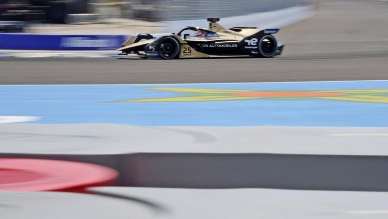Pembalap DS Techeetah Jean-Eric Vergne dari Prancis memimpin balapan di start balapan mobil Formula E E-Prix Jakarta di Jakarta, Indonesia, Sabtu, 4 Juni 2022. (AP/Dita Alangkara)