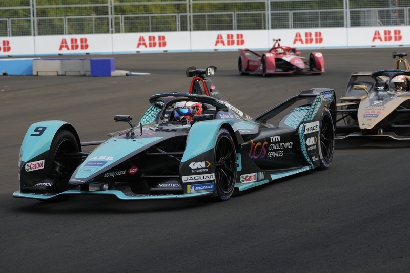 Pembalap DS Techeetah Jean-Eric Vergne dari Prancis memimpin balapan di start balapan mobil Formula E E-Prix Jakarta di Jakarta, Indonesia, Sabtu, 4 Juni 2022. (AP/Dita Alangkara) Pembalap DS Techeetah Jean-Eric Vergne dari Prancis memimpin balapan di start balapan mobil Formula E E-Prix Jakarta di Jakarta, Indonesia, Sabtu, 4 Juni 2022. (AP/Dita Alangkara)