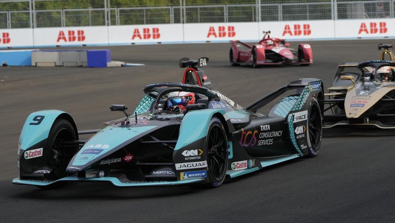 Pembalap DS Techeetah Jean-Eric Vergne dari Prancis memimpin balapan di start balapan mobil Formula E E-Prix Jakarta di Jakarta, Indonesia, Sabtu, 4 Juni 2022. (AP/Dita Alangkara)