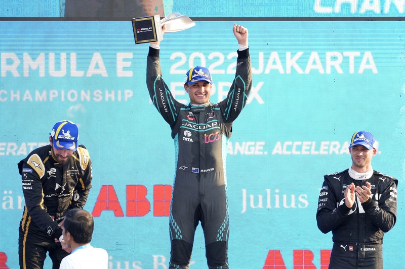 Pembalap DS Techeetah Jean-Eric Vergne dari Prancis memimpin balapan di start balapan mobil Formula E E-Prix Jakarta di Jakarta, Indonesia, Sabtu, 4 Juni 2022. (AP/Dita Alangkara) Pembalap DS Techeetah Jean-Eric Vergne dari Prancis memimpin balapan di start balapan mobil Formula E E-Prix Jakarta di Jakarta, Indonesia, Sabtu, 4 Juni 2022. (AP/Dita Alangkara)