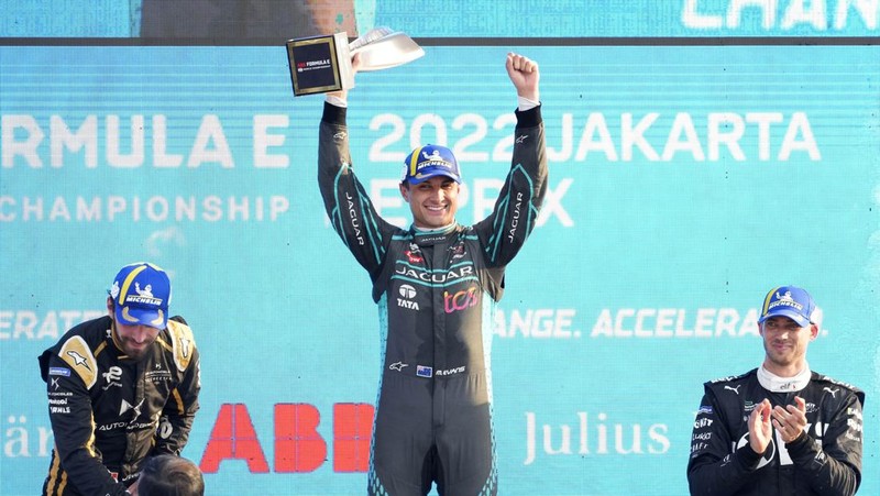 Pembalap DS Techeetah Jean-Eric Vergne dari Prancis memimpin balapan di start balapan mobil Formula E E-Prix Jakarta di Jakarta, Indonesia, Sabtu, 4 Juni 2022. (AP/Dita Alangkara)