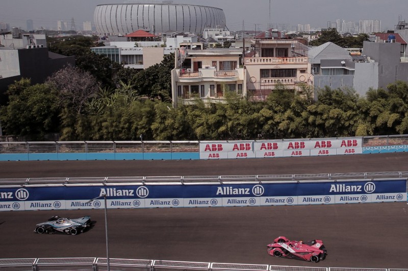 Pembalap DS Techeetah Jean-Eric Vergne dari Prancis memimpin balapan di start balapan mobil Formula E E-Prix Jakarta di Jakarta, Indonesia, Sabtu, 4 Juni 2022. (AP/Dita Alangkara) Pembalap DS Techeetah Jean-Eric Vergne dari Prancis memimpin balapan di start balapan mobil Formula E E-Prix Jakarta di Jakarta, Indonesia, Sabtu, 4 Juni 2022. (AP/Dita Alangkara)