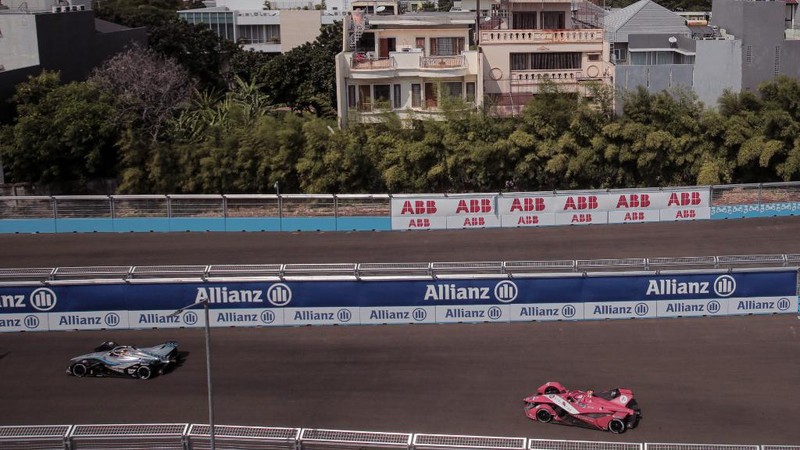 Pembalap DS Techeetah Jean-Eric Vergne dari Prancis memimpin balapan di start balapan mobil Formula E E-Prix Jakarta di Jakarta, Indonesia, Sabtu, 4 Juni 2022. (AP/Dita Alangkara)