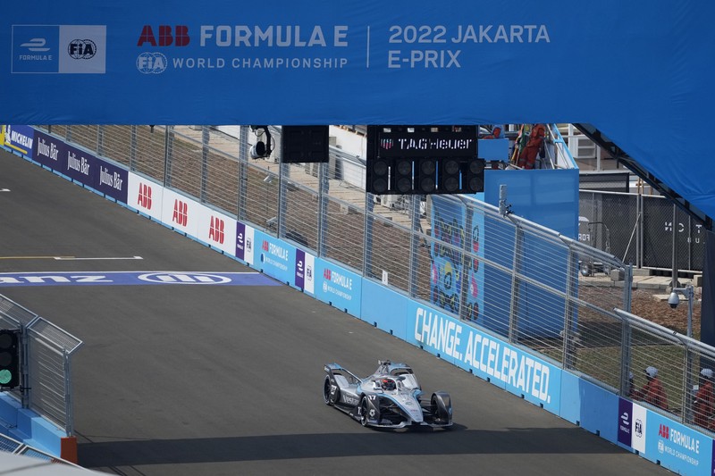 Pembalap DS Techeetah Jean-Eric Vergne dari Prancis memimpin balapan di start balapan mobil Formula E E-Prix Jakarta di Jakarta, Indonesia, Sabtu, 4 Juni 2022. (AP/Dita Alangkara)