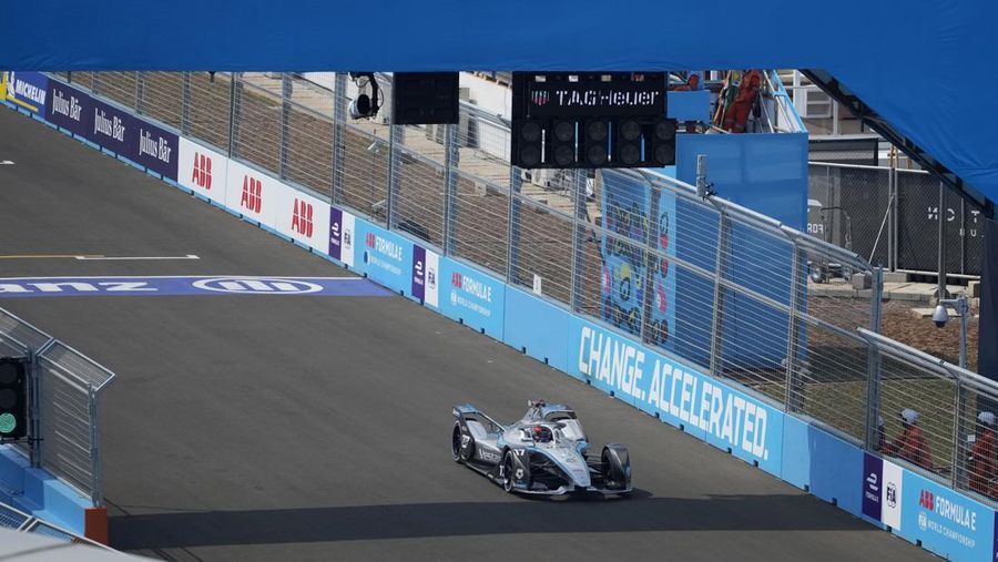 Pembalap DS Techeetah Jean-Eric Vergne dari Prancis memimpin balapan di start balapan mobil Formula E E-Prix Jakarta di Jakarta, Indonesia, Sabtu, 4 Juni 2022. (AP/Dita Alangkara)