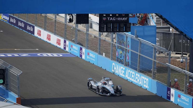 Pembalap DS Techeetah Jean-Eric Vergne dari Prancis memimpin balapan di start balapan mobil Formula E E-Prix Jakarta di Jakarta, Indonesia, Sabtu, 4 Juni 2022. (AP/Dita Alangkara)