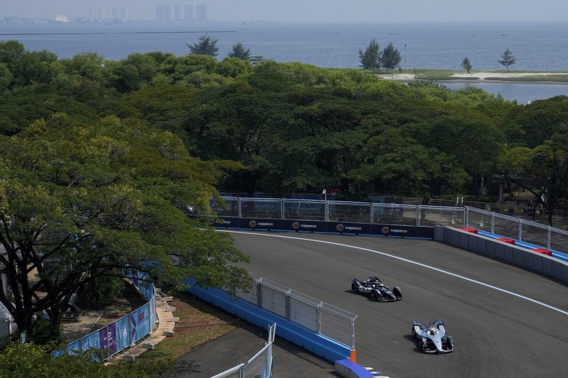 Pembalap DS Techeetah Jean-Eric Vergne dari Prancis memimpin balapan di start balapan mobil Formula E E-Prix Jakarta di Jakarta, Indonesia, Sabtu, 4 Juni 2022. (AP/Dita Alangkara)