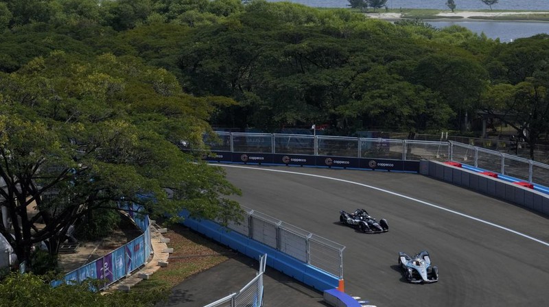 Pembalap DS Techeetah Jean-Eric Vergne dari Prancis memimpin balapan di start balapan mobil Formula E E-Prix Jakarta di Jakarta, Indonesia, Sabtu, 4 Juni 2022. (AP/Dita Alangkara)