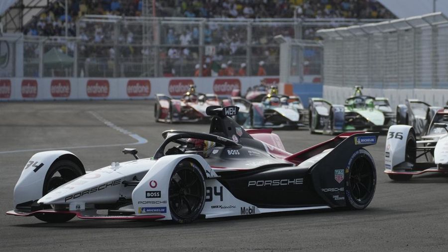 Pembalap TAG Heuer Porsche Pascal Wehrlein dari Jerman mengemudikan mobilnya saat balapan E-Prix Formula E Jakarta di Jakarta. (AP/Achmad Ibrahim)