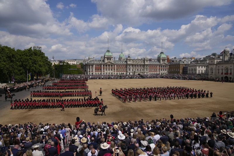 Kombinasi gambar yang dibuat pada 2 Juni 2022 ini menunjukkan (Atas) Ratu Inggris Elizabeth II (ke-2 dari kiri), didampingi oleh Pangeran Philip, Duke of Edinburgh (tengah), Pangeran Charles (ke-3 dari kiri), Putri Anne (tengah) , Ibu Suri Elizabeth (3 kanan) dan Putri Margaret muncul di balkon Istana Buckingham, pada hari penobatannya, pada 2 Juni 1953 di London. (AFP/DANIEL LEAL) Kombinasi gambar yang dibuat pada 2 Juni 2022 ini menunjukkan (Atas) Ratu Inggris Elizabeth II (ke-2 dari kiri), didampingi oleh Pangeran Philip, Duke of Edinburgh (tengah), Pangeran Charles (ke-3 dari kiri), Putri Anne (tengah) , Ibu Suri Elizabeth (3 kanan) dan Putri Margaret muncul di balkon Istana Buckingham, pada hari penobatannya, pada 2 Juni 1953 di London. (AFP/DANIEL LEAL)