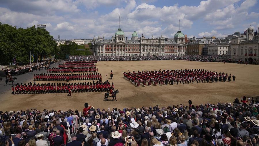 Kombinasi gambar yang dibuat pada 2 Juni 2022 ini menunjukkan (Atas) Ratu Inggris Elizabeth II (ke-2 dari kiri), didampingi oleh Pangeran Philip, Duke of Edinburgh (tengah), Pangeran Charles (ke-3 dari kiri), Putri Anne (tengah) , Ibu Suri Elizabeth (3 kanan) dan Putri Margaret muncul di balkon Istana Buckingham, pada hari penobatannya, pada 2 Juni 1953 di London. (AFP/DANIEL LEAL)