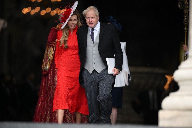 Kombinasi gambar yang dibuat pada 2 Juni 2022 ini menunjukkan (Atas) Ratu Inggris Elizabeth II (ke-2 dari kiri), didampingi oleh Pangeran Philip, Duke of Edinburgh (tengah), Pangeran Charles (ke-3 dari kiri), Putri Anne (tengah) , Ibu Suri Elizabeth (3 kanan) dan Putri Margaret muncul di balkon Istana Buckingham, pada hari penobatannya, pada 2 Juni 1953 di London. (AFP/DANIEL LEAL) Kombinasi gambar yang dibuat pada 2 Juni 2022 ini menunjukkan (Atas) Ratu Inggris Elizabeth II (ke-2 dari kiri), didampingi oleh Pangeran Philip, Duke of Edinburgh (tengah), Pangeran Charles (ke-3 dari kiri), Putri Anne (tengah) , Ibu Suri Elizabeth (3 kanan) dan Putri Margaret muncul di balkon Istana Buckingham, pada hari penobatannya, pada 2 Juni 1953 di London. (AFP/DANIEL LEAL)