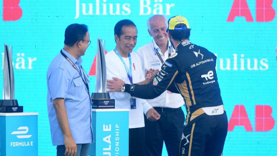 Presiden Joko Widodo tiba di Sirkuit Formula E Ancol sekitar pukul 14.15 WIB, Sabtu, 4 Juni 2022. Presiden disambut oleh Ketua MPR RI Bambang Soesatyo, Menteri Pariwisata dan Ekonomi Kreatif Sandiaga Uno, Gubernur DKI Anies Baswedan, Chairman of Formula E Jakarta-Indonesia Ahmad Sahroni, dan Formula E Chief Championship Officer & Co-Founder, Alberto Longo. (Dok: Biro Pers Sekretariat Presiden)