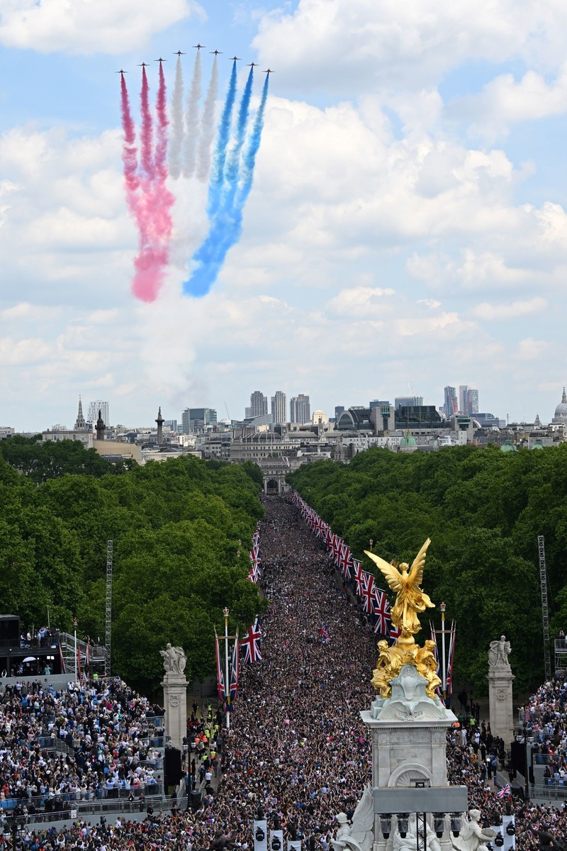 Kombinasi gambar yang dibuat pada 2 Juni 2022 ini menunjukkan (Atas) Ratu Inggris Elizabeth II (ke-2 dari kiri), didampingi oleh Pangeran Philip, Duke of Edinburgh (tengah), Pangeran Charles (ke-3 dari kiri), Putri Anne (tengah) , Ibu Suri Elizabeth (3 kanan) dan Putri Margaret muncul di balkon Istana Buckingham, pada hari penobatannya, pada 2 Juni 1953 di London. (AFP/DANIEL LEAL) Kombinasi gambar yang dibuat pada 2 Juni 2022 ini menunjukkan (Atas) Ratu Inggris Elizabeth II (ke-2 dari kiri), didampingi oleh Pangeran Philip, Duke of Edinburgh (tengah), Pangeran Charles (ke-3 dari kiri), Putri Anne (tengah) , Ibu Suri Elizabeth (3 kanan) dan Putri Margaret muncul di balkon Istana Buckingham, pada hari penobatannya, pada 2 Juni 1953 di London. (AFP/DANIEL LEAL)