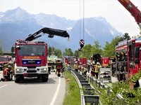 Penampakan Kereta yang Keluar Lintasan, Tiga Orang Tewas