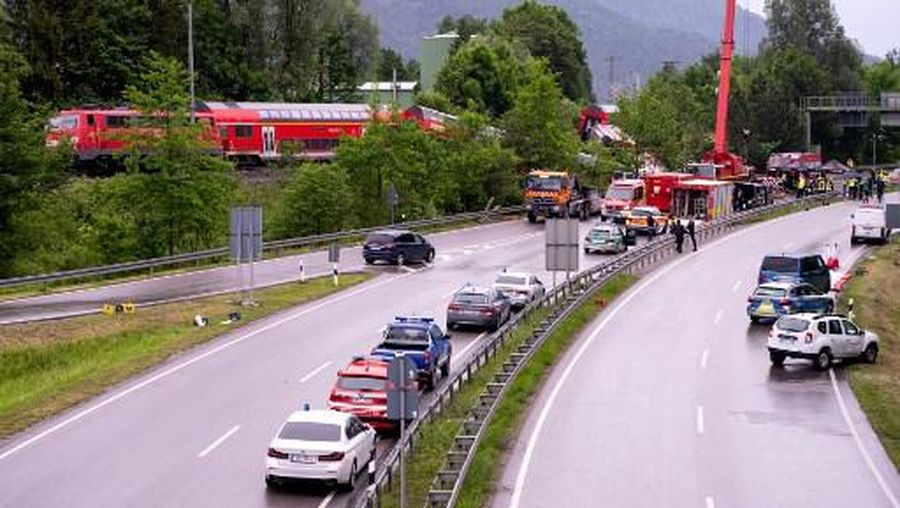 Tiga orang tewas dan 16 orang mengalami luka parah setelah sebuah kereta keluar jalur di wilayah selatan Jerman pada Jumat (3/6) waktu setempat. (AP/Angelika Warmuth)