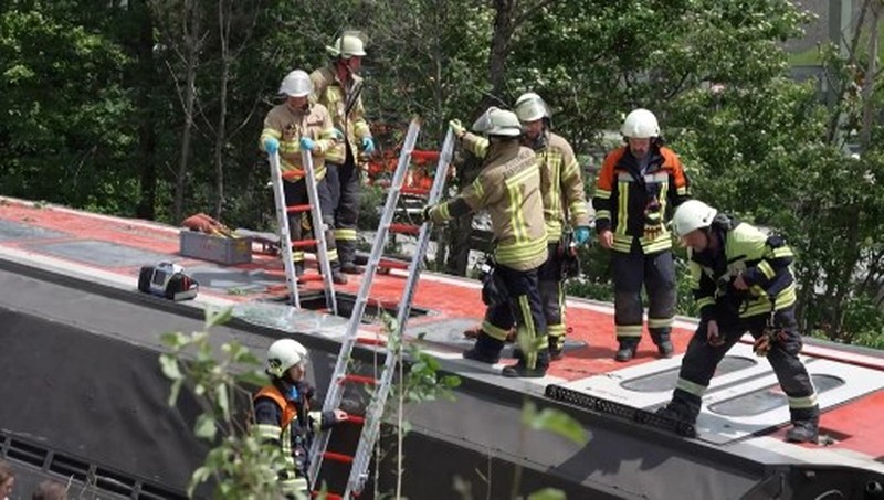 Tiga orang tewas dan 16 orang mengalami luka parah setelah sebuah kereta keluar jalur di wilayah selatan Jerman pada Jumat (3/6) waktu setempat. (AP/Angelika Warmuth) Tiga orang tewas dan 16 orang mengalami luka parah setelah sebuah kereta keluar jalur di wilayah selatan Jerman pada Jumat (3/6) waktu setempat. (AP/Angelika Warmuth)