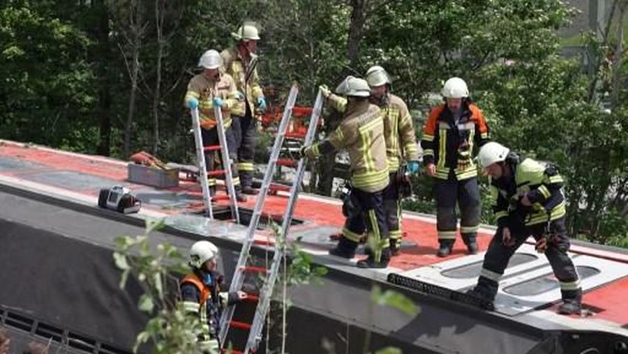 Tiga orang tewas dan 16 orang mengalami luka parah setelah sebuah kereta keluar jalur di wilayah selatan Jerman pada Jumat (3/6) waktu setempat. (AP/Angelika Warmuth)