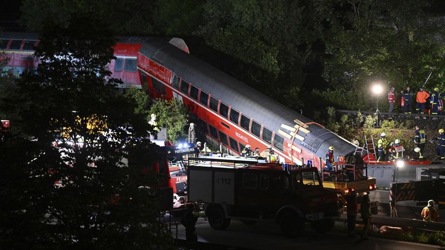 Tiga orang tewas dan 16 orang mengalami luka parah setelah sebuah kereta keluar jalur di wilayah selatan Jerman pada Jumat (3/6) waktu setempat. (AP/Angelika Warmuth)