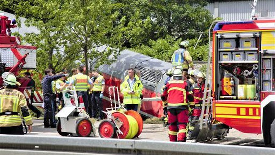 Tiga orang tewas dan 16 orang mengalami luka parah setelah sebuah kereta keluar jalur di wilayah selatan Jerman pada Jumat (3/6) waktu setempat. (AP/Angelika Warmuth)