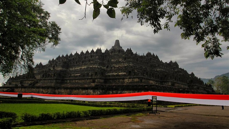 Biksu Buddha melakukan persembahyangan di Candi Borobudur saat Hari Raya Waisak di Magelang, Jawa Tengah, Minggu (29/6/2022). (Photo by AGUNG SUPRIYANTO / AFP)