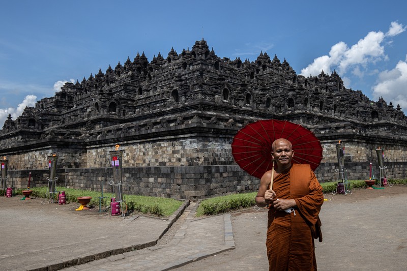 Hari Waisak di Candi Borobudur Biksu Buddha melakukan persembahyangan di Candi Borobudur saat Hari Raya Waisak di Magelang, Jawa Tengah, Minggu (29/6/2022). (Photo by AGUNG SUPRIYANTO / AFP)