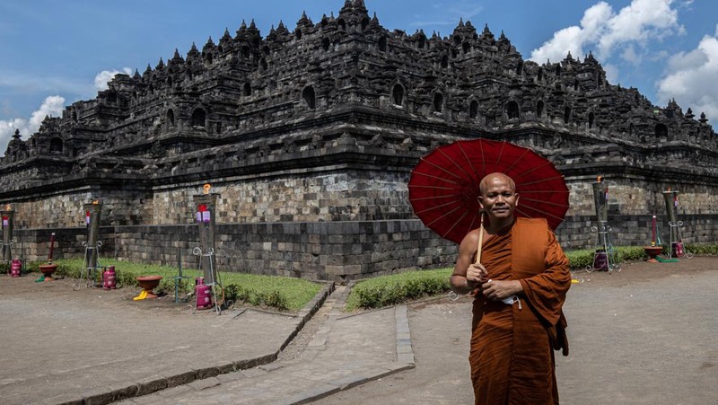 Biksu Buddha melakukan persembahyangan di Candi Borobudur saat Hari Raya Waisak di Magelang, Jawa Tengah, Minggu (29/6/2022). (Photo by AGUNG SUPRIYANTO / AFP)