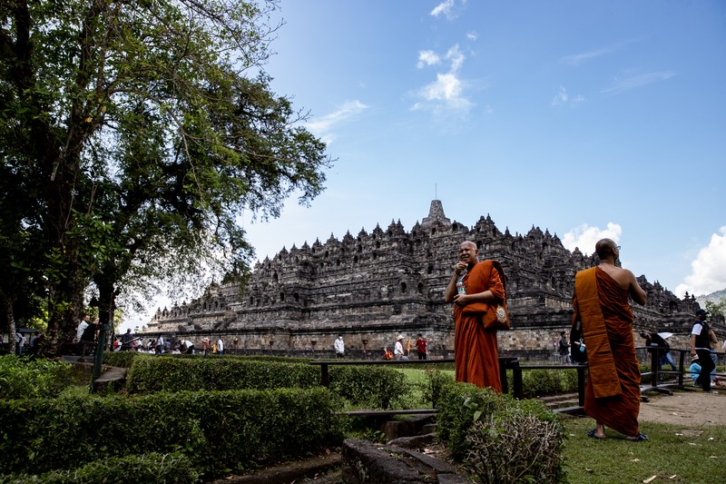 Hari Waisak di Candi Borobudur Biksu Buddha melakukan persembahyangan di Candi Borobudur saat Hari Raya Waisak di Magelang, Jawa Tengah, Minggu (29/6/2022). (Photo by AGUNG SUPRIYANTO / AFP)