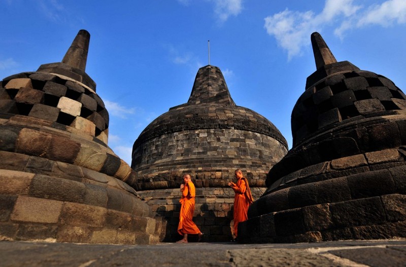 Hari Waisak di Candi Borobudur Biksu Buddha melakukan persembahyangan di Candi Borobudur saat Hari Raya Waisak di Magelang, Jawa Tengah, Minggu (29/6/2022). (Photo by AGUNG SUPRIYANTO / AFP)