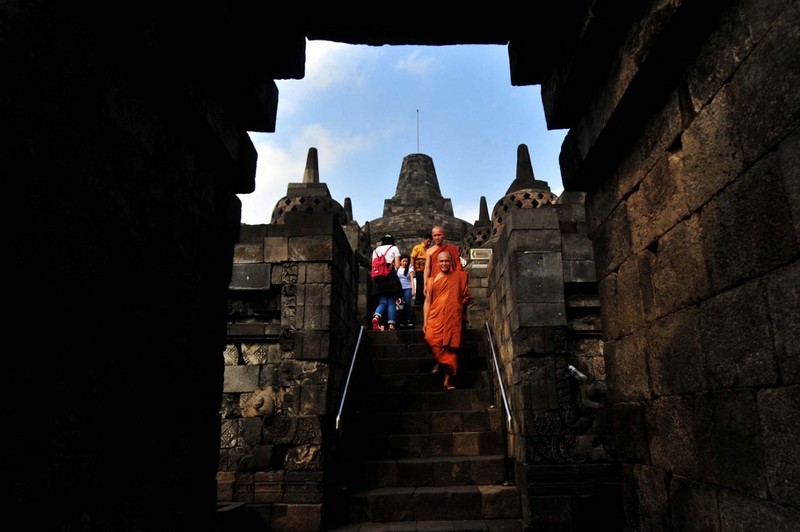 Hari Waisak di Candi Borobudur Biksu Buddha melakukan persembahyangan di Candi Borobudur saat Hari Raya Waisak di Magelang, Jawa Tengah, Minggu (29/6/2022). (Photo by AGUNG SUPRIYANTO / AFP)