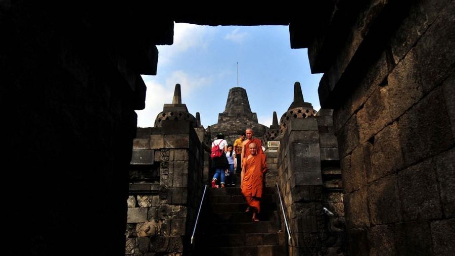 Biksu dan umat Buddha melakukan persembahyangan di Candi Borobudur saat Hari Raya Waisak di Magelang, Jawa Tengah, Minggu (29/6/2022). (Photo by AGUNG SUPRIYANTO / AFP)