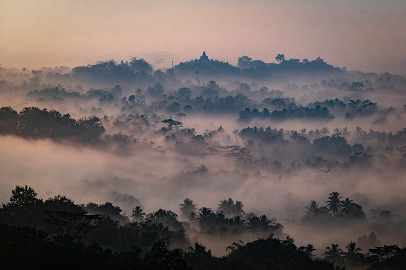 Hari Waisak di Candi Borobudur Pemandangan candi Borobudur, candi Buddha terbesar di dunia, terlihat saat umat Buddha Indonesia mempersiapkan Hari Raya Waisak di Magelang, Jawa Tengah, Kamis (26/5/2022). (Photo by Ulet Ifansasti/Getty Images)
