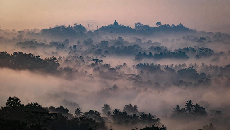 Biksu Buddha melakukan persembahyangan di Candi Borobudur saat Hari Raya Waisak di Magelang, Jawa Tengah, Minggu (29/6/2022). (Photo by AGUNG SUPRIYANTO / AFP)