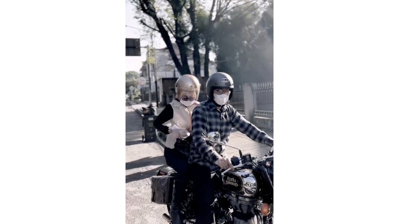 Istri Gubernur Jawa Barat Ridwan Kamil, Atalia Praratya, mengunggah sebuah video yang menunjukkan momen kebersamaan dirinya bersama almarhum putra sulungnya, Emmeril Kahn Mumtadz atau Eril. (Tangkaopan Layar via Instagram @ataliapr)