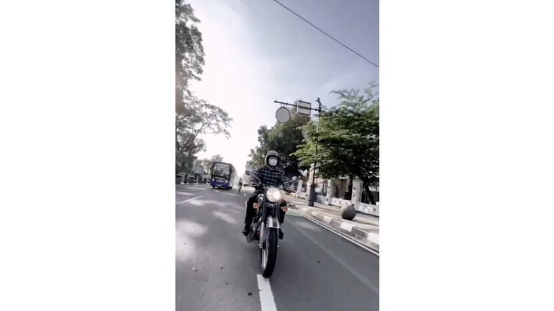 Istri Gubernur Jawa Barat Ridwan Kamil, Atalia Praratya, mengunggah sebuah video yang menunjukkan momen kebersamaan dirinya bersama almarhum putra sulungnya, Emmeril Kahn Mumtadz atau Eril. (Tangkaopan Layar via Instagram @ataliapr)