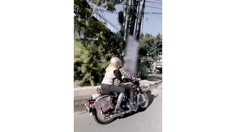Istri Gubernur Jawa Barat Ridwan Kamil, Atalia Praratya, mengunggah sebuah video yang menunjukkan momen kebersamaan dirinya bersama almarhum putra sulungnya, Emmeril Kahn Mumtadz atau Eril. Istri Gubernur Jawa Barat Ridwan Kamil, Atalia Praratya, mengunggah sebuah video yang menunjukkan momen kebersamaan dirinya bersama almarhum putra sulungnya, Emmeril Kahn Mumtadz atau Eril. (Tangkaopan Layar via Instagram @ataliapr)