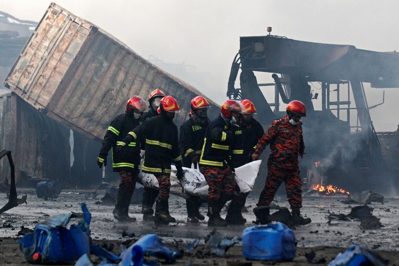 Petugas pemadam kebakaran berusaha memadamkan api yang berkobar di fasilitas penyimpanan peti kemas di Sitakunda, sekitar 40 km (25 mil) dari pelabuhan utama Chittagong, Bangladesh, Minggu (5/6/2022). Insiden ini menewaskan sedikitnya 16 orang dan melukai lebih dari 150 orang. (Photo by -/AFP via Getty Images)