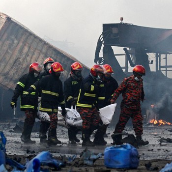 Kondisi Depot Kontainer Terbakar di Bangladesh, Puluhan Tewas