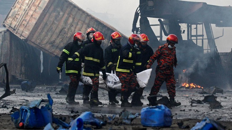 Petugas pemadam kebakaran berusaha memadamkan api yang berkobar di fasilitas penyimpanan peti kemas di Sitakunda, sekitar 40 km (25 mil) dari pelabuhan utama Chittagong, Bangladesh, Minggu (5/6/2022). Insiden ini menewaskan sedikitnya 16 orang dan melukai lebih dari 150 orang. (Photo by -/AFP via Getty Images)